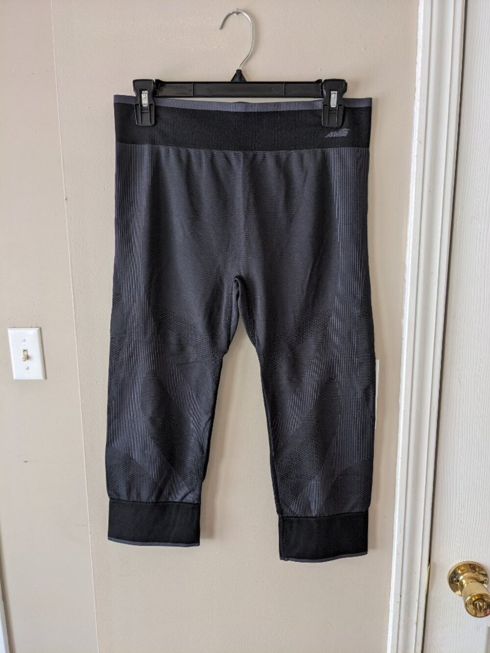Avia Dark Gray & Black Capri Leggings Sz M/L